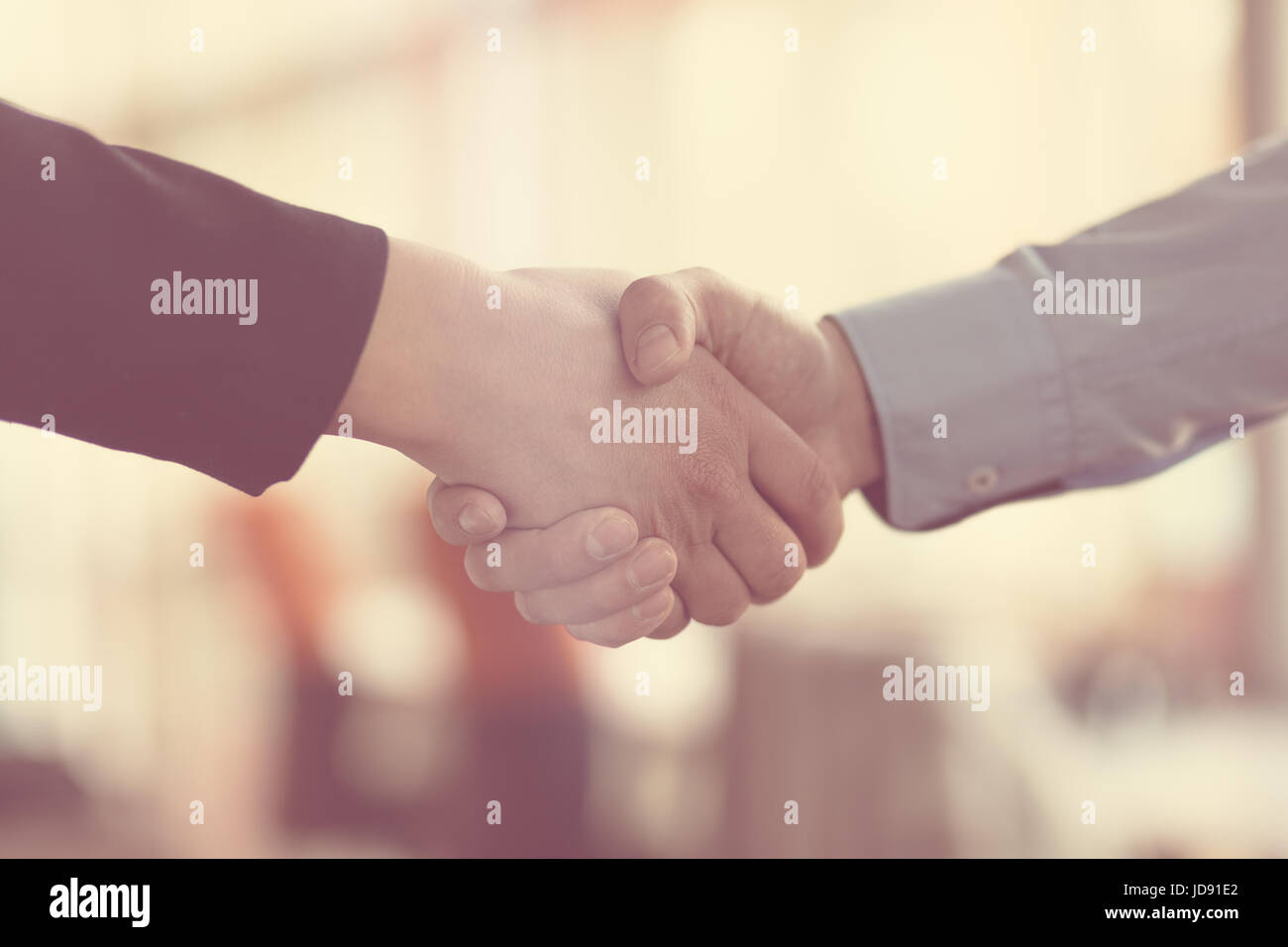 Le persone sul luogo di lavoro: uomo e donna hand shaking in occasione di una riunione Foto Stock