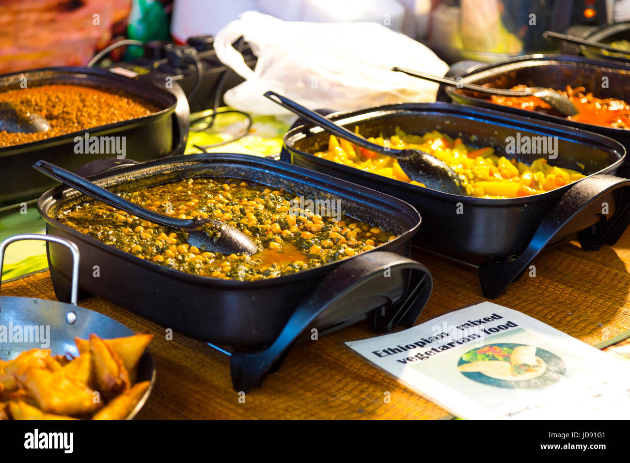 Piatti etiope a un mercato alimentare (Domenica sistemazione, Old Truman Brewery caldaia House Food Hall, Brick Lane, Londra, Regno Unito) Foto Stock