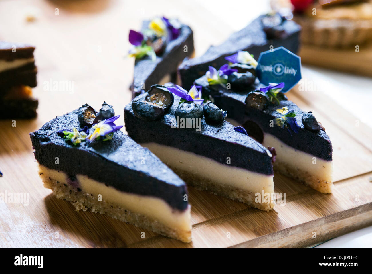 Materie vegane mirtillo fette di torta (Domenica sistemazione, Brick Lane, Londra, Regno Unito) Foto Stock