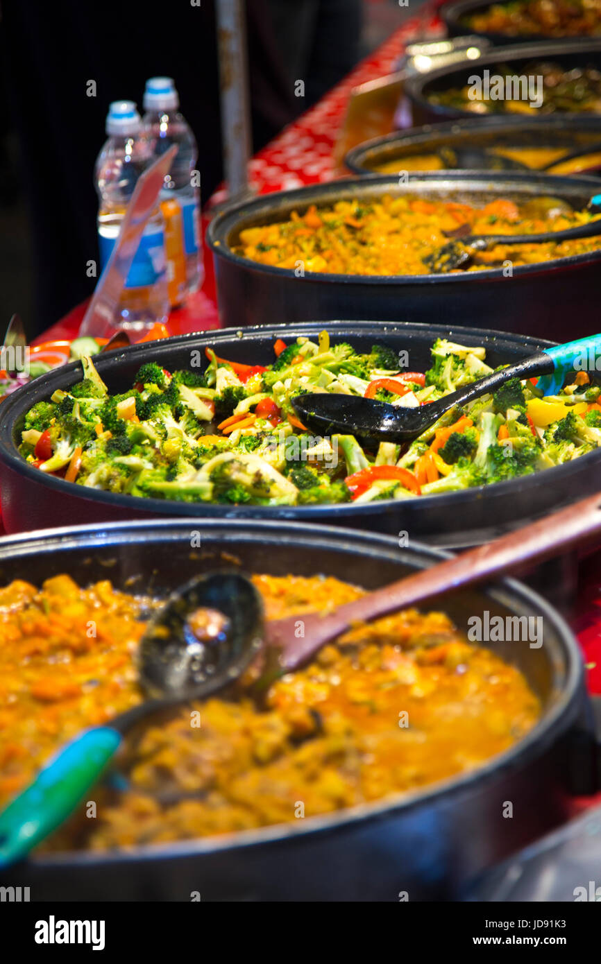 Selezione di curry alla domenica sistemazione, caldaia House Food Hall, Brick Lane, East London, Regno Unito Foto Stock