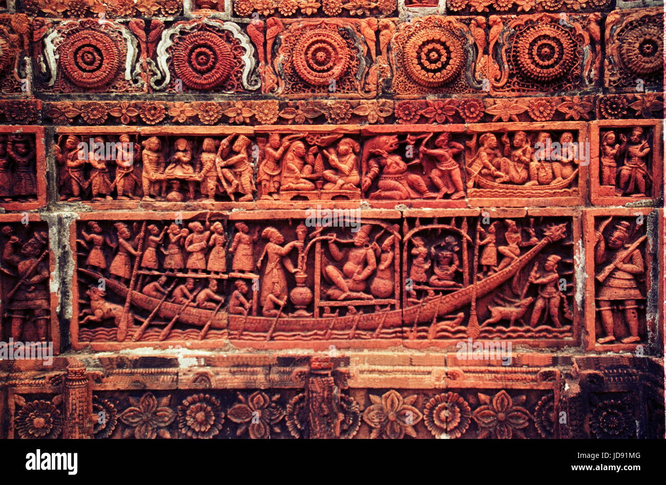 Facciata del tempio kantajio costruito nel 1752 nel lato nord di dinaj pur uno dei più ornato tempio del bangladesh mady da mattoni e terracotta Foto Stock