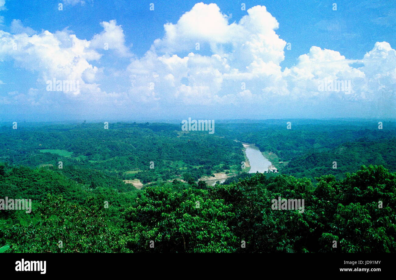 Il paesaggio che circonda il fiume sangu di bandarban del Bangladesh è una delle più attraenti località turistica con la bellezza naturale e la casa di riposo alloggi Foto Stock