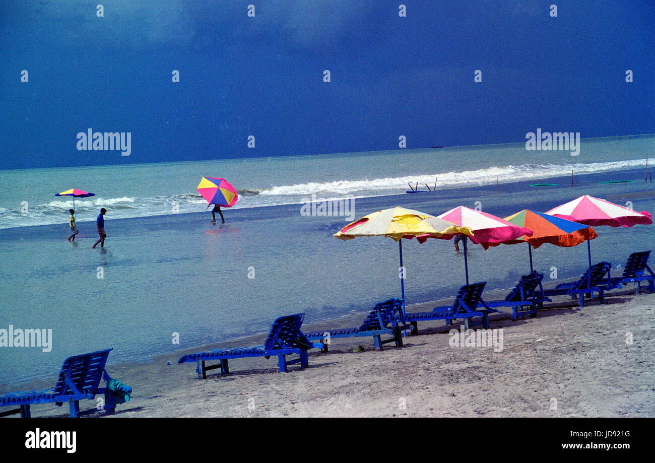 Una vista di monsone di cox bazr mare spiaggia del Bangladesh che è la più grande spiaggia sul mare del mondo Foto Stock