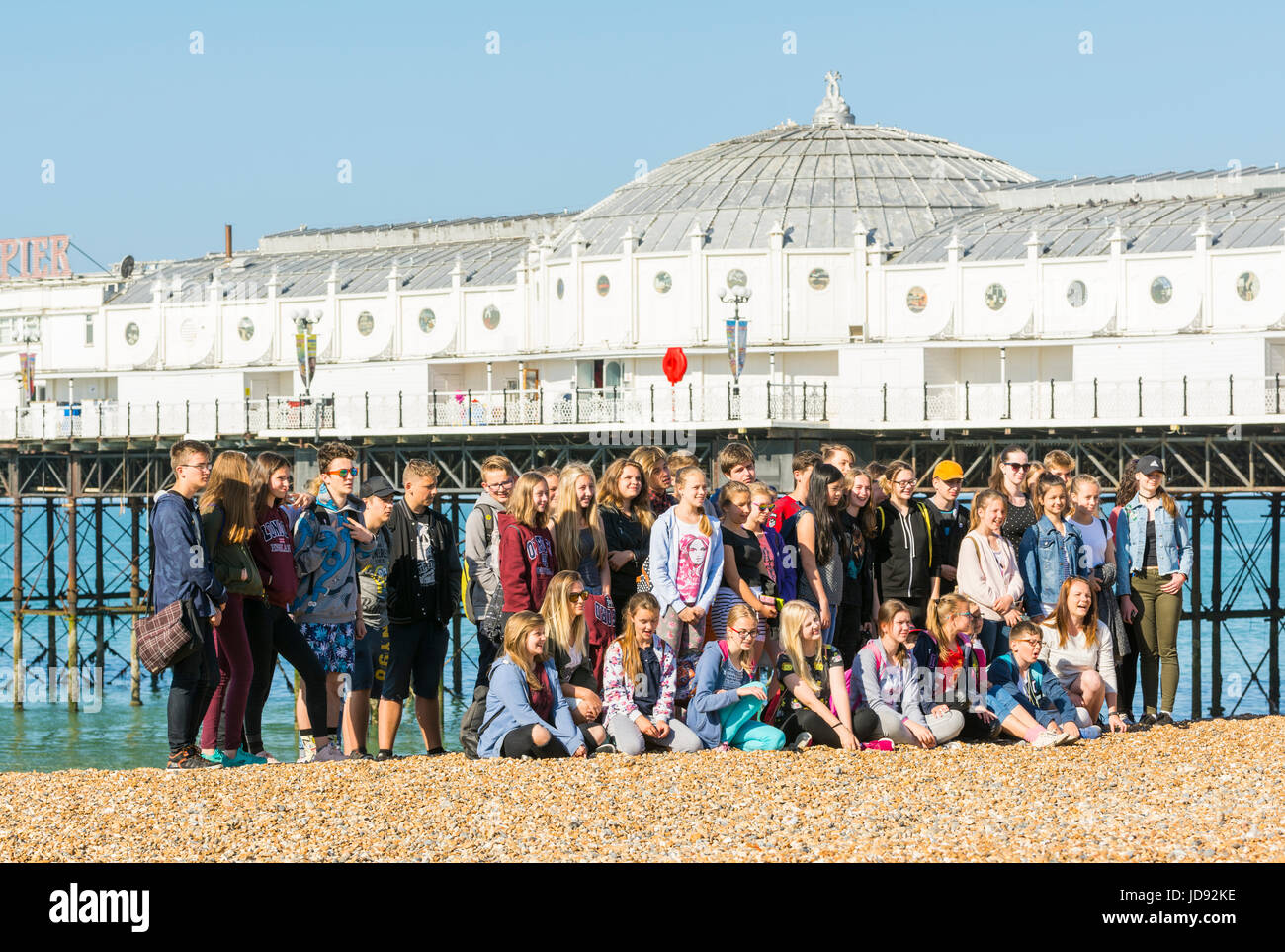 Un folto gruppo di studenti in un viaggio di una giornata al mare. Foto Stock