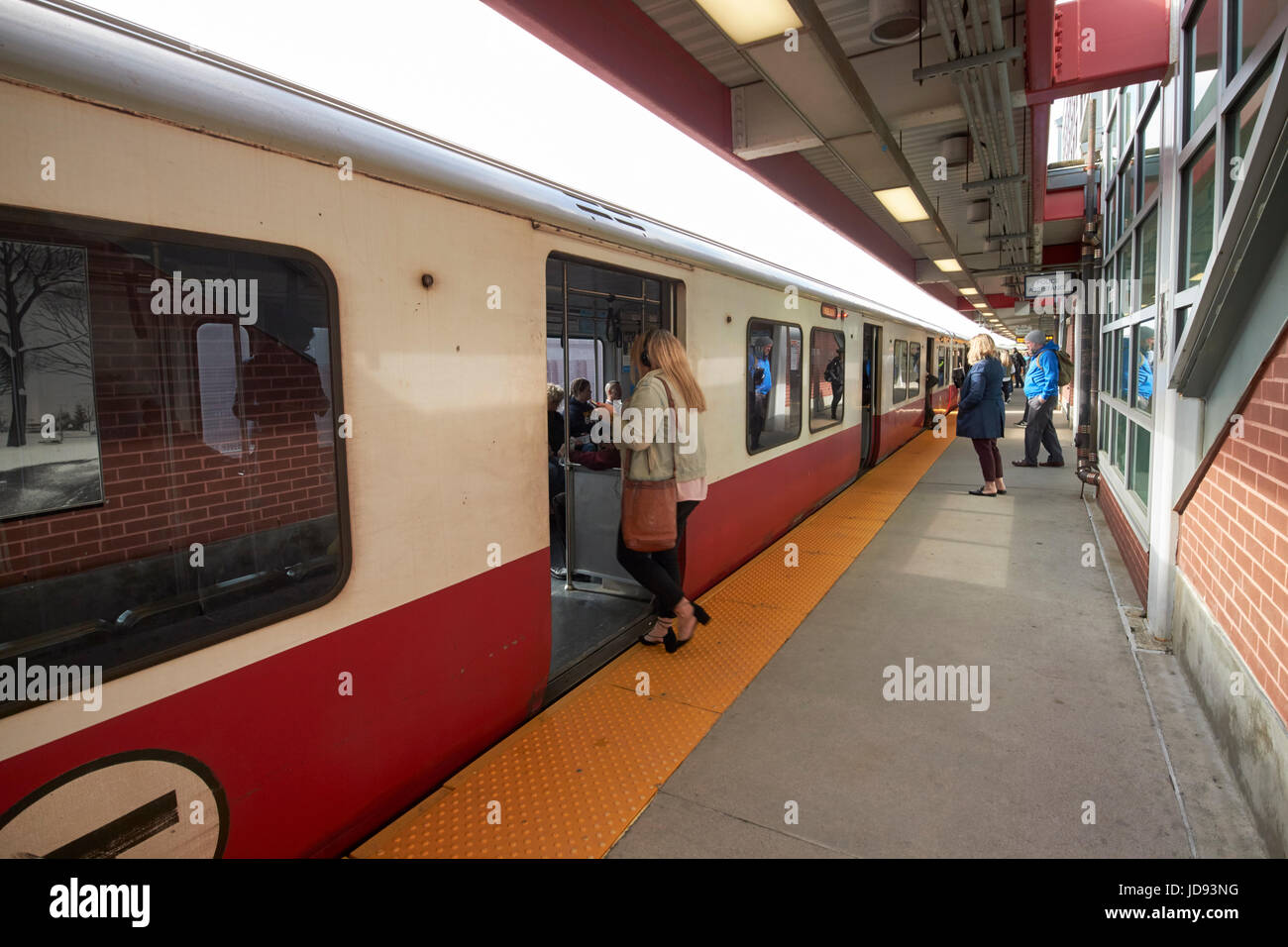 Treno a savin hill mbta Station sulla linea rossa dorchester Boston STATI UNITI D'AMERICA Foto Stock