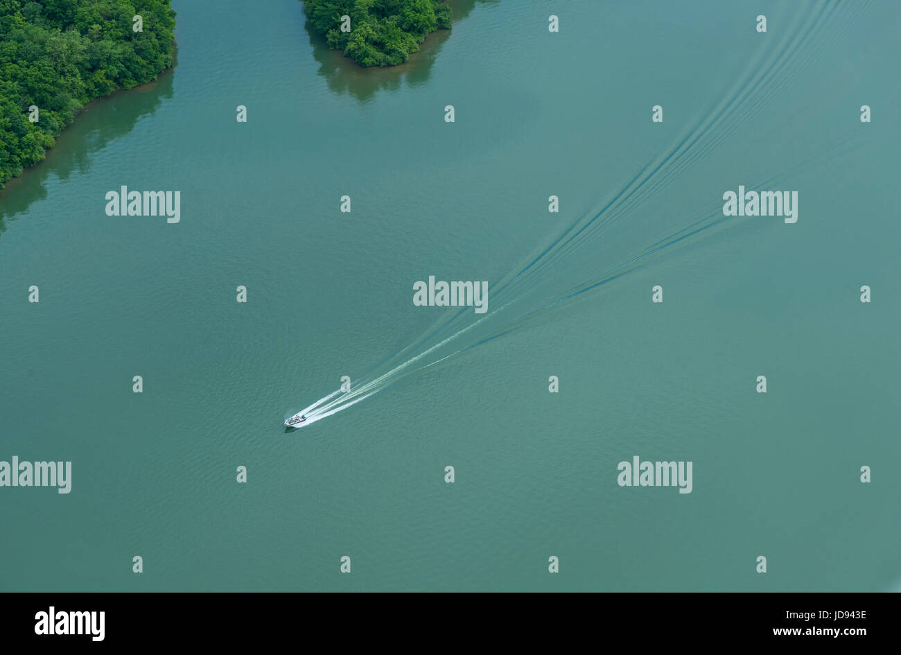 Vista aerea del motoscafo accelerando nel lago Foto Stock