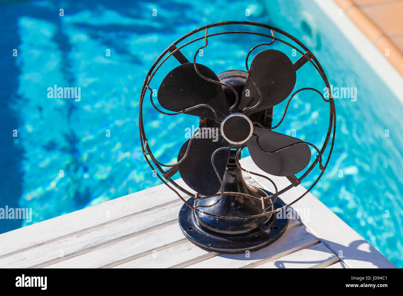 Un arrugginito ventilatore vintage in una calda giornata estiva in piscina Foto Stock