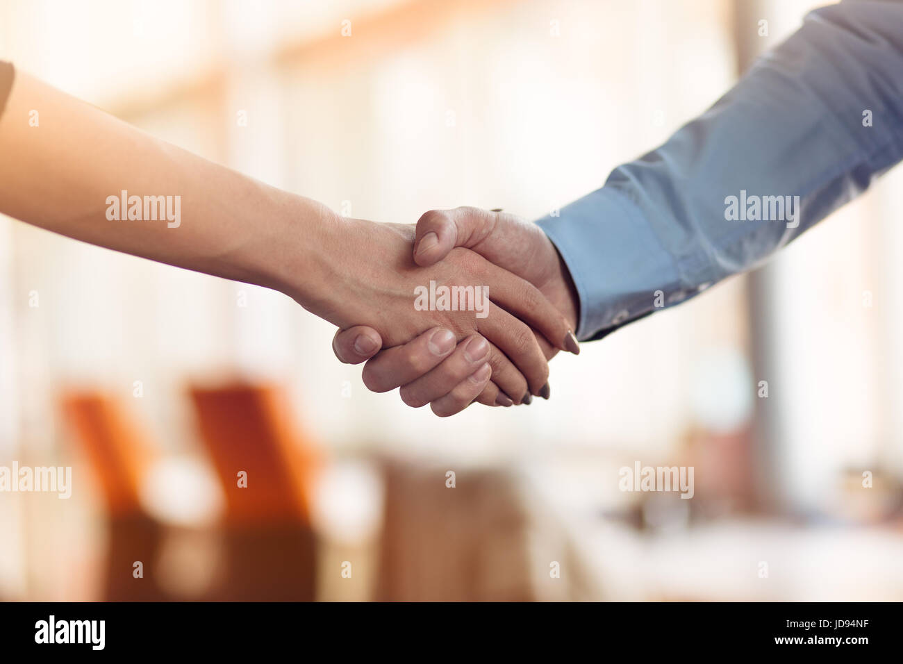 Le persone sul luogo di lavoro: uomo e donna hand shaking in occasione di una riunione Foto Stock