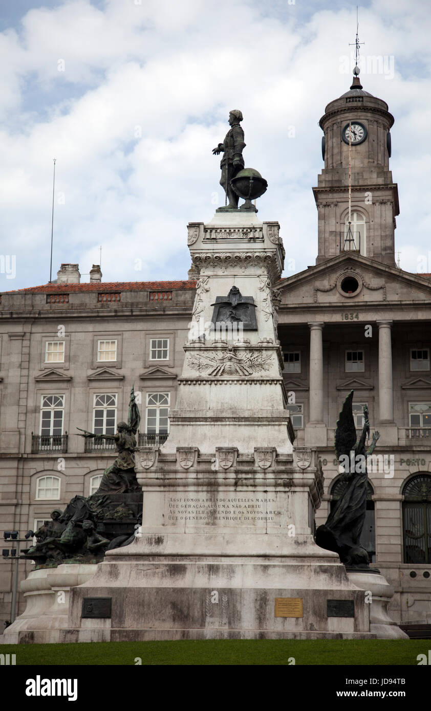 Statua del Principe Enrico il Navigatore su Infante D. Henrique piazza nel  Porto - Portogallo Foto stock - Alamy