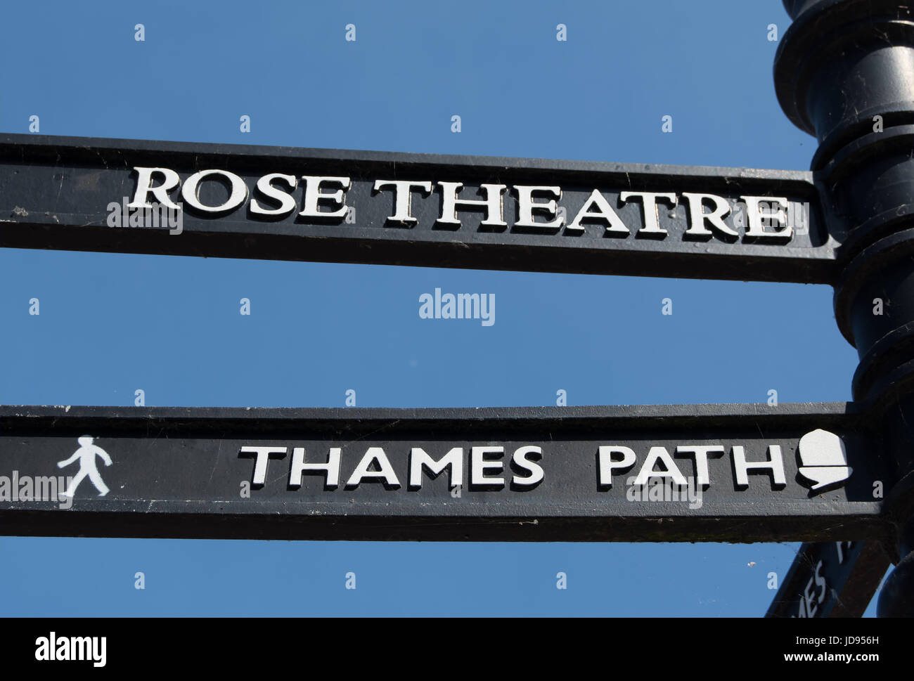 Indicazione le direzioni per il Thames Path e Rose Theatre, a Kingston upon Thames Surrey, Inghilterra Foto Stock