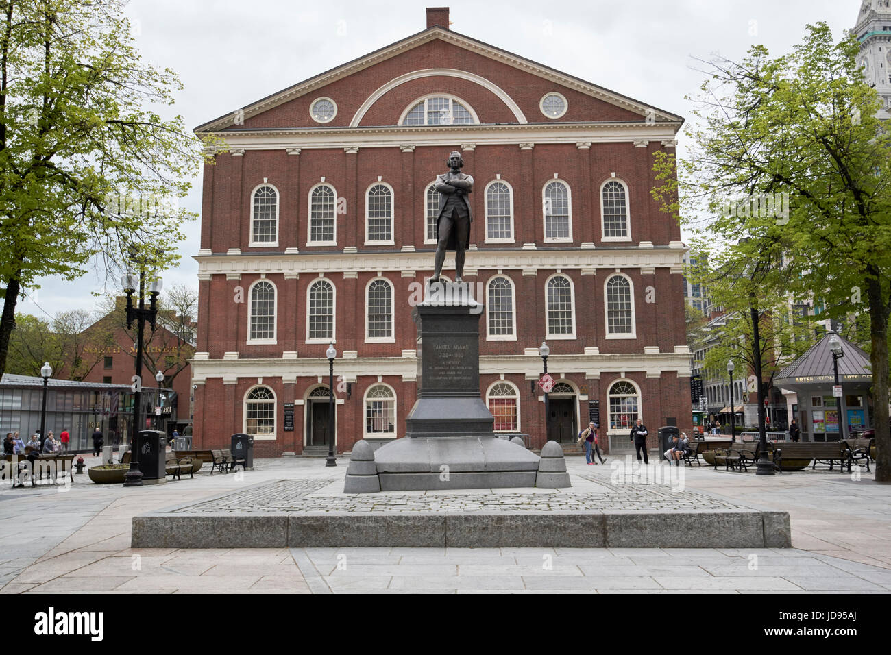 Samuel Adams statua al di fuori di Faneuil Hall Boston STATI UNITI D'AMERICA Foto Stock