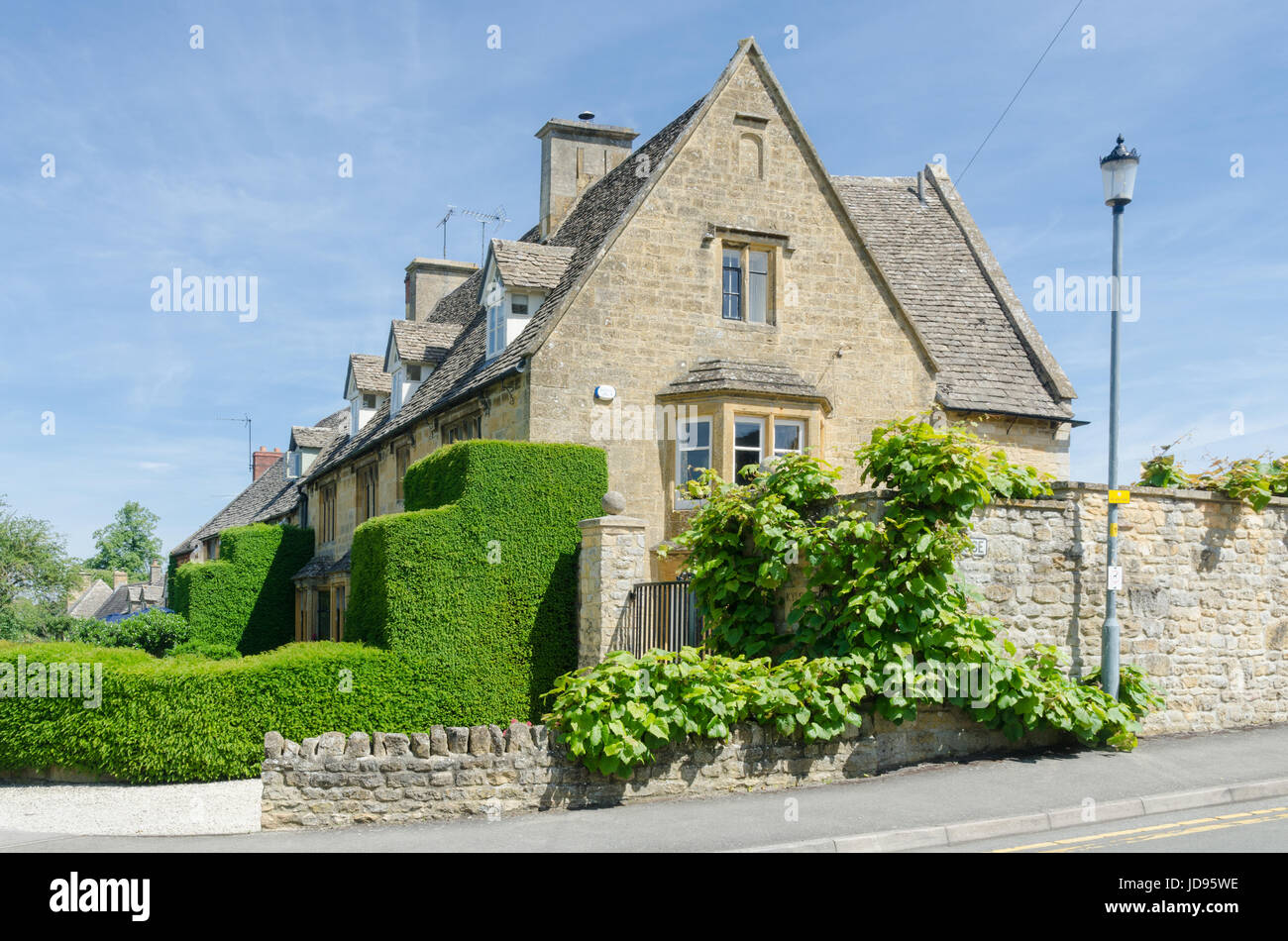 Smart Cotswold cottage in pietra con smart privet hedge nel grazioso villaggio Costwold di Broadway Foto Stock