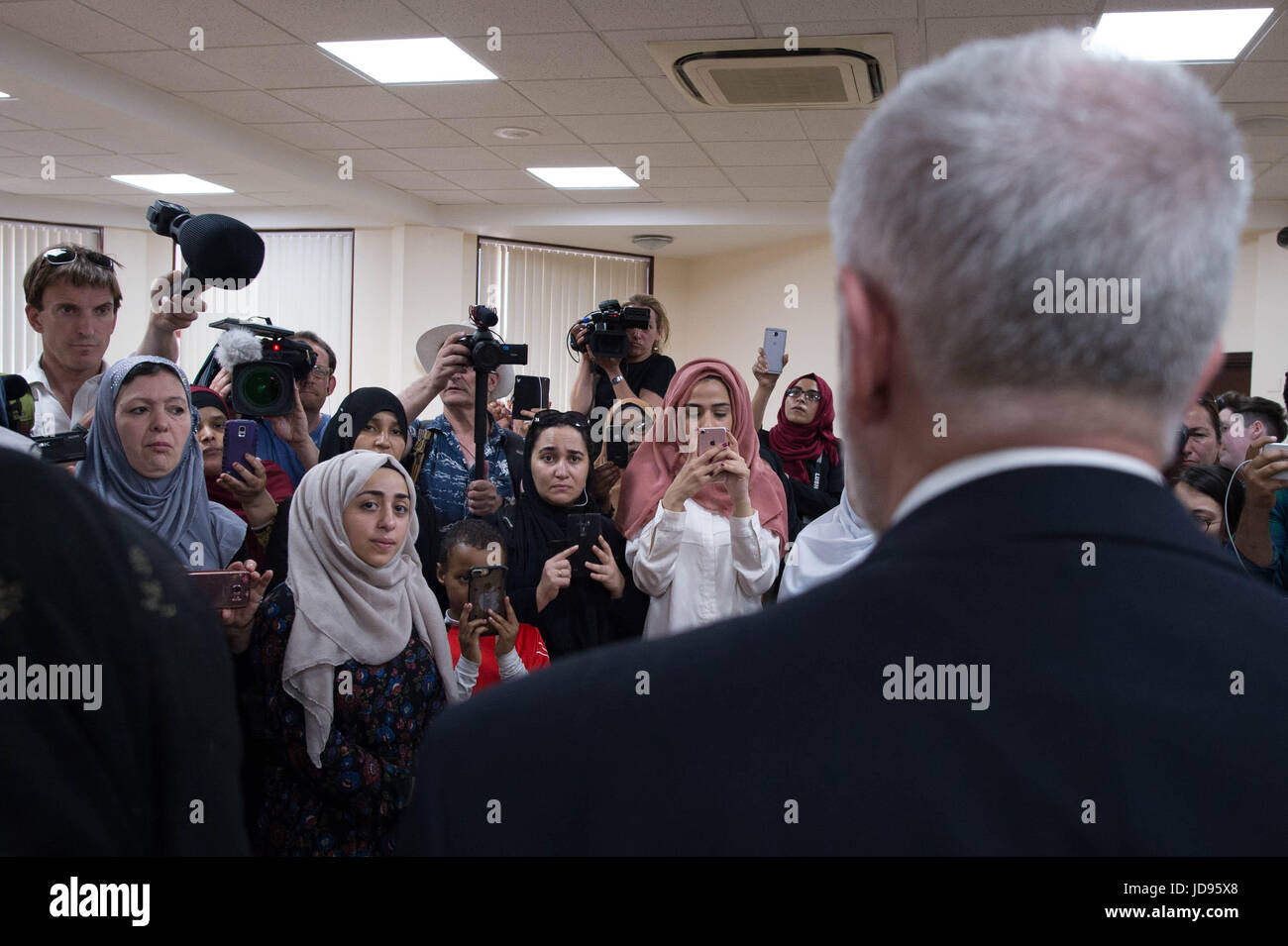 Leader laburista Jeremy Corbyn visitando Finsbury Park moschea nel nord di Londra, vicino dove un uomo è morto, otto persone prese in ospedale e una persona arrestata dopo un noleggio van colpito i pedoni. Foto Stock
