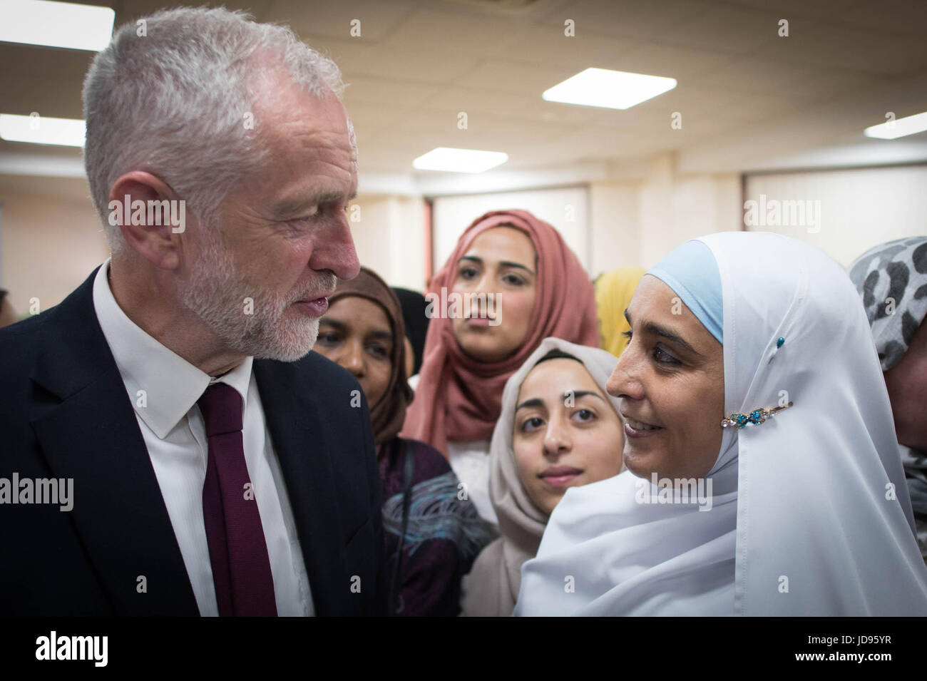 Leader laburista Jeremy Corbyn soddisfa i locali a Finsbury Park moschea nel nord di Londra, vicino dove un uomo è morto, otto persone prese in ospedale e una persona arrestata dopo un noleggio van colpito i pedoni. Foto Stock