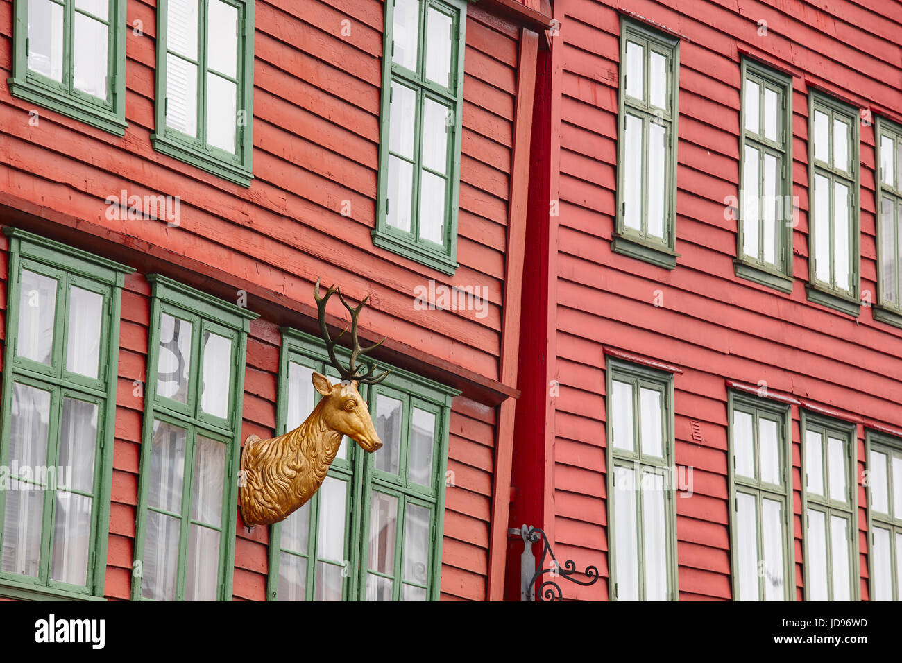 In legno tradizionale norvegese storico delle facciate di edifici a Bergen. Norvegia turismo Foto Stock