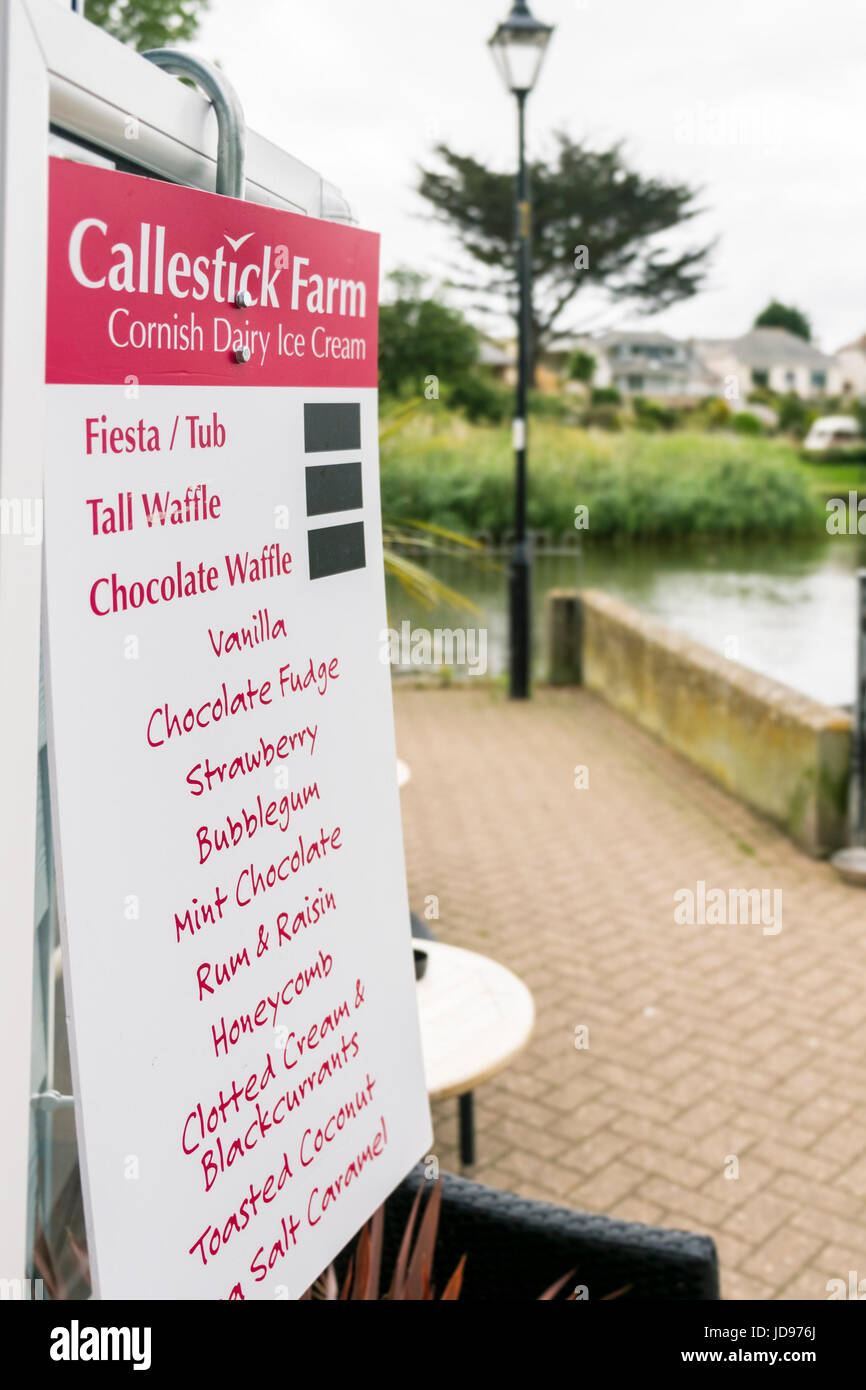 Un segno elencando i vari sapori di Cornish Gelati. Foto Stock