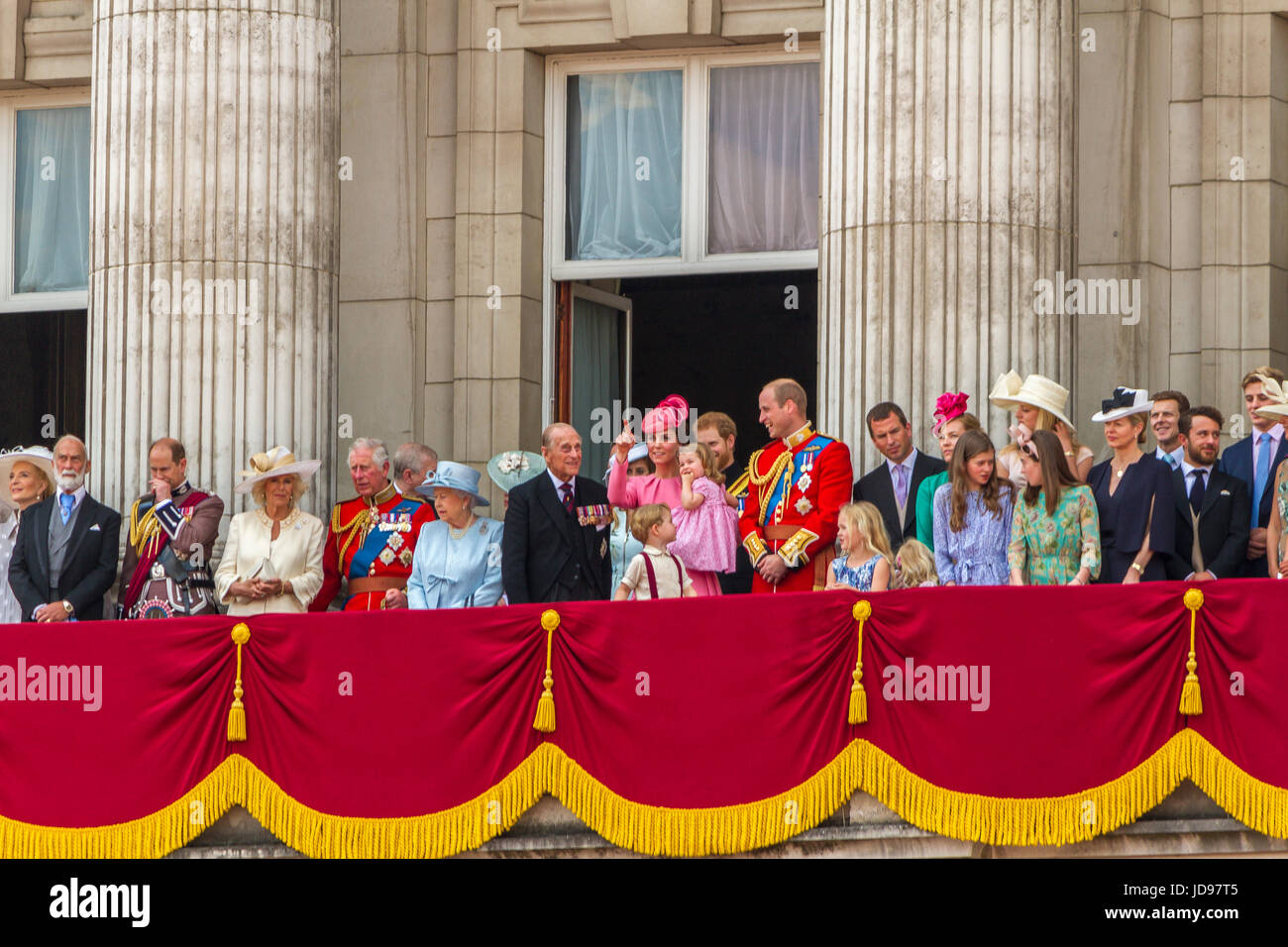 La Regina e i membri della Famiglia reale si riuniscono sul balcone di Buckingham Palace seguendo la Trooping the Color Parade, Londra, Regno Unito, 2017 Foto Stock