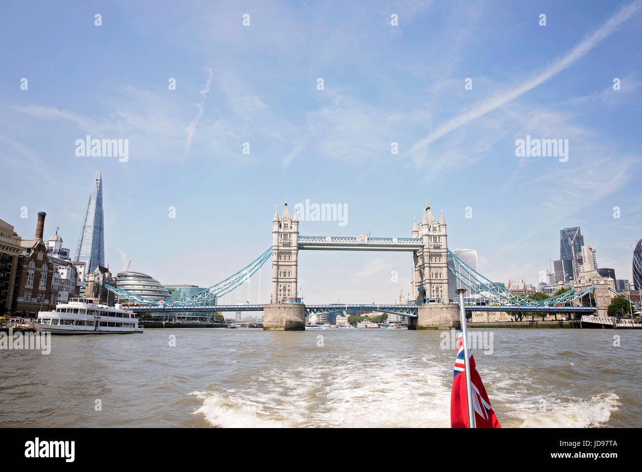 Il Tower Bridge di Londra, sul fiume Tamigi in estate Foto Stock