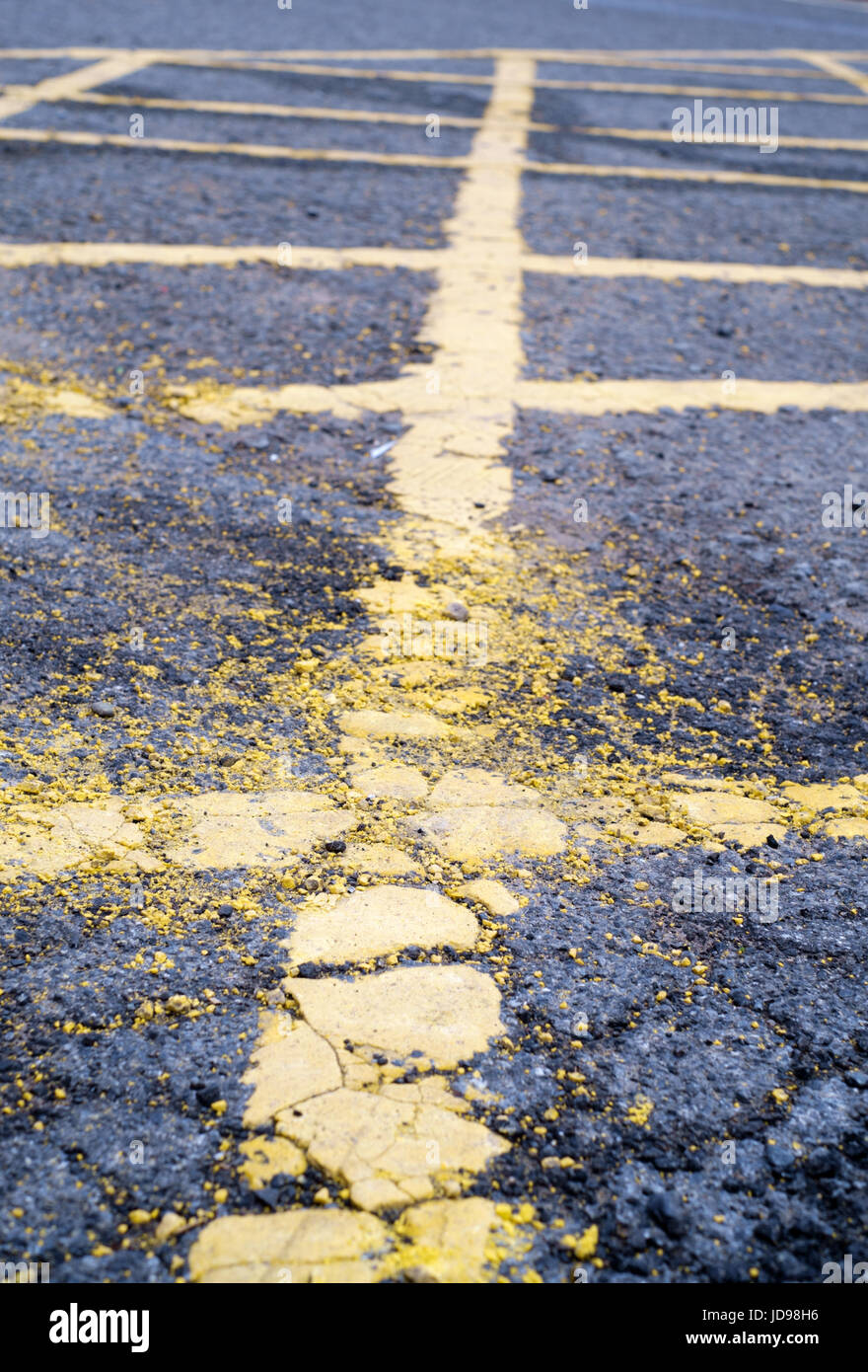 Di colore giallo brillante della segnaletica stradale in parcheggio auto demolizione e cadente. Foto Stock