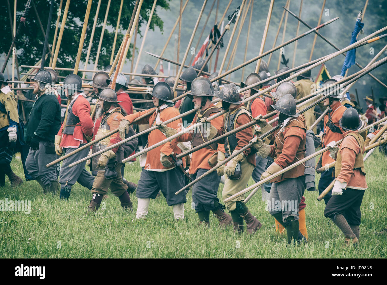 Roundheads e cavaliers battaglia in corrispondenza di un Nodo sigillato guerra civile inglese rievocazione storica evento. Charlton park di Malmesbury, Wiltshire, Regno Unito. Vintage filtro applicato Foto Stock