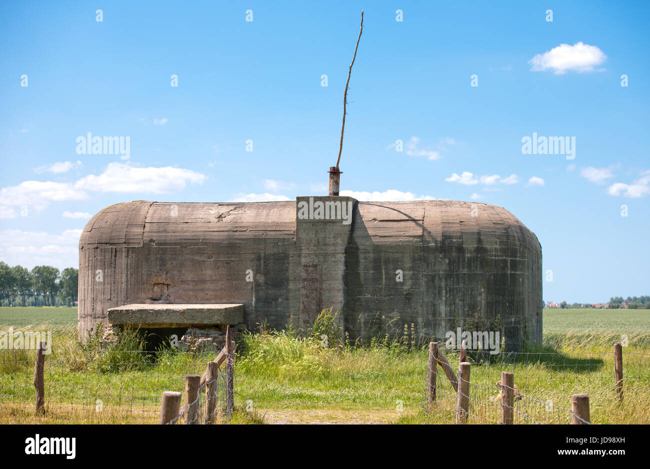 La difesa tedesca funziona a partire dalla seconda guerra mondiale sono ancora visibili nel paesaggio Olandese Foto Stock