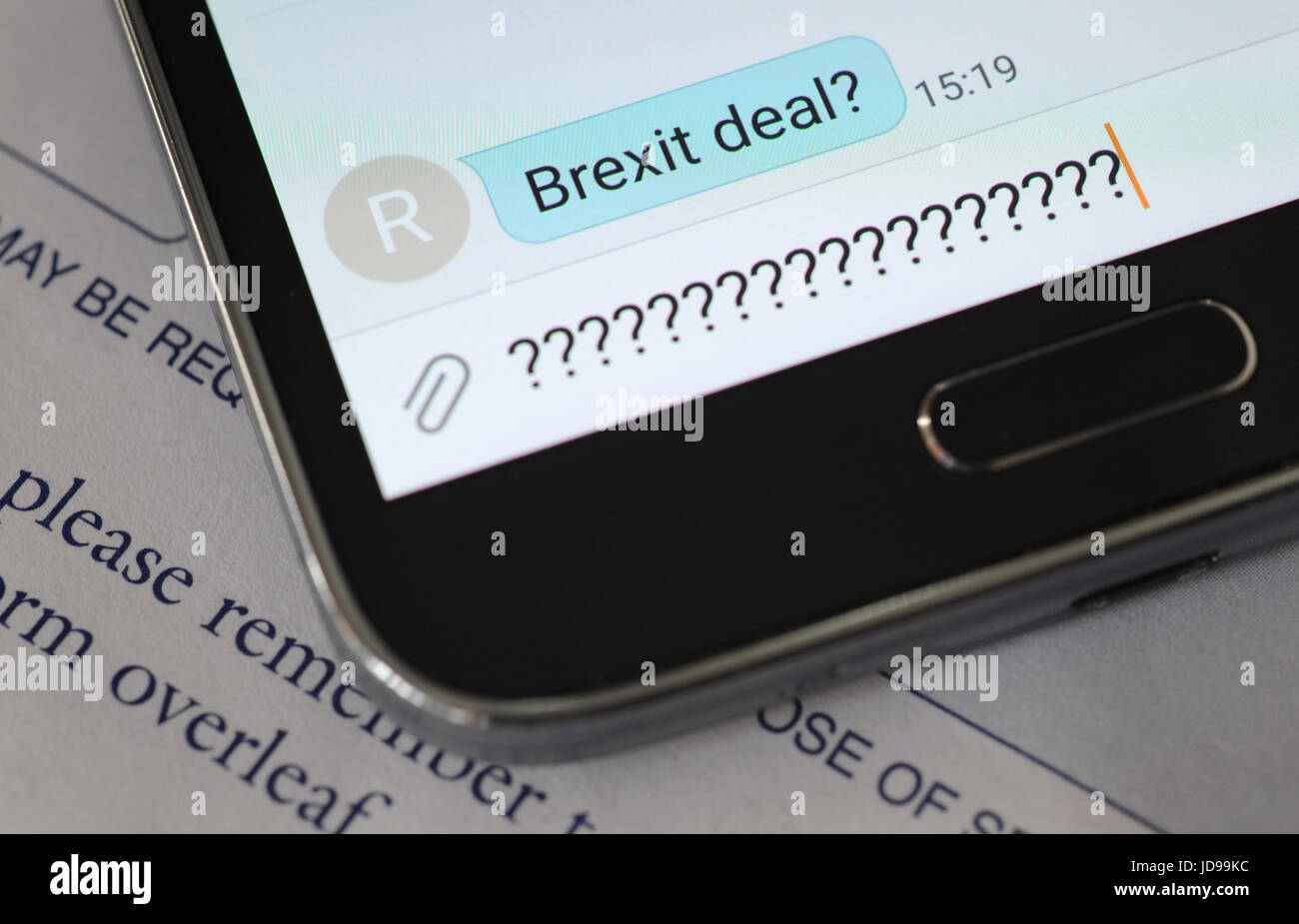 Messaggio BREXIT sullo smartphone RE L'UE lasciando l'Unione europea parla di negoziati si occupa dei social media campaign Foto Stock