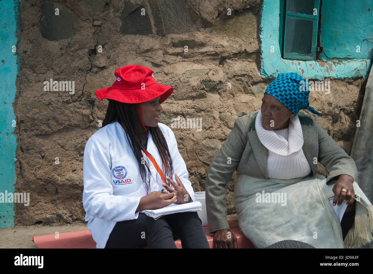 USAID Donna che parla per abitante Semonkong Maseru District Lesotho Africa meridionale Foto Stock