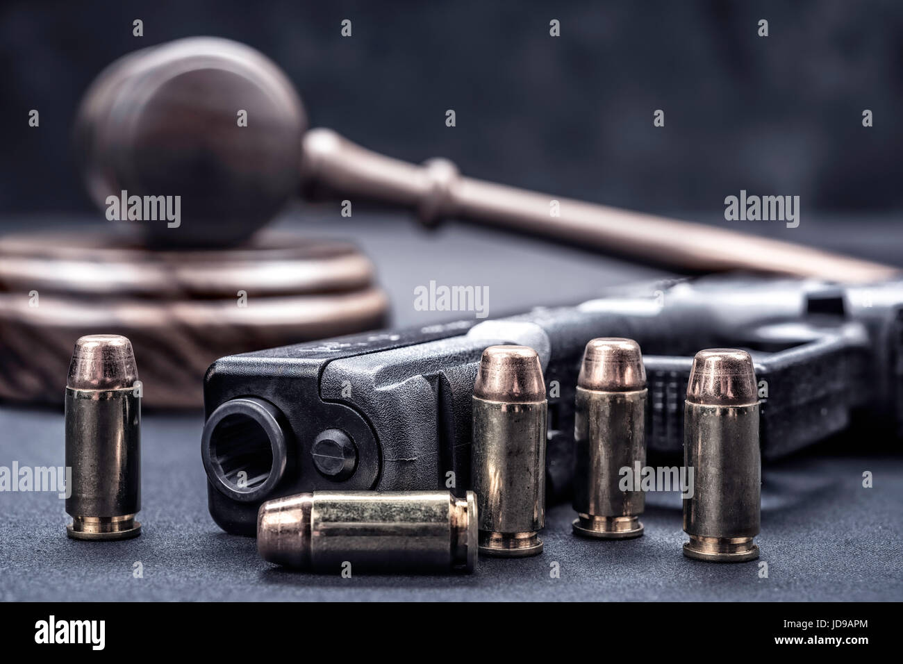Una pistola con proiettili che simboleggiano i diritti di pistola mentre incorniciato da un giudice di martello e di blocco. Foto Stock