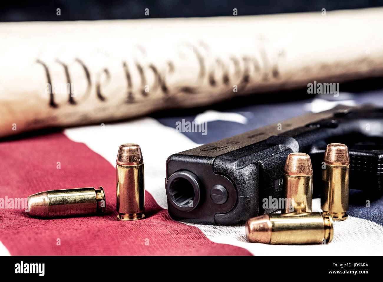 Una pistola con proiettili che simboleggiano i diritti di pistola mentre incorniciato contro la costituzione degli Stati Uniti. Foto Stock