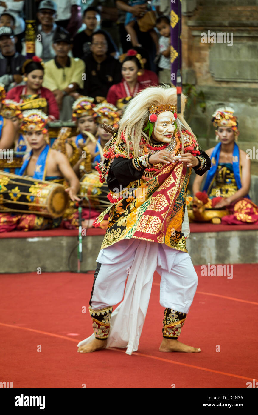 Tari Topeng Tua è il Balinese vecchio uomo mask dance a Bali tradizionale Mask Dance che è solo uno dei molti tipi diversi di spettacoli culturali Foto Stock