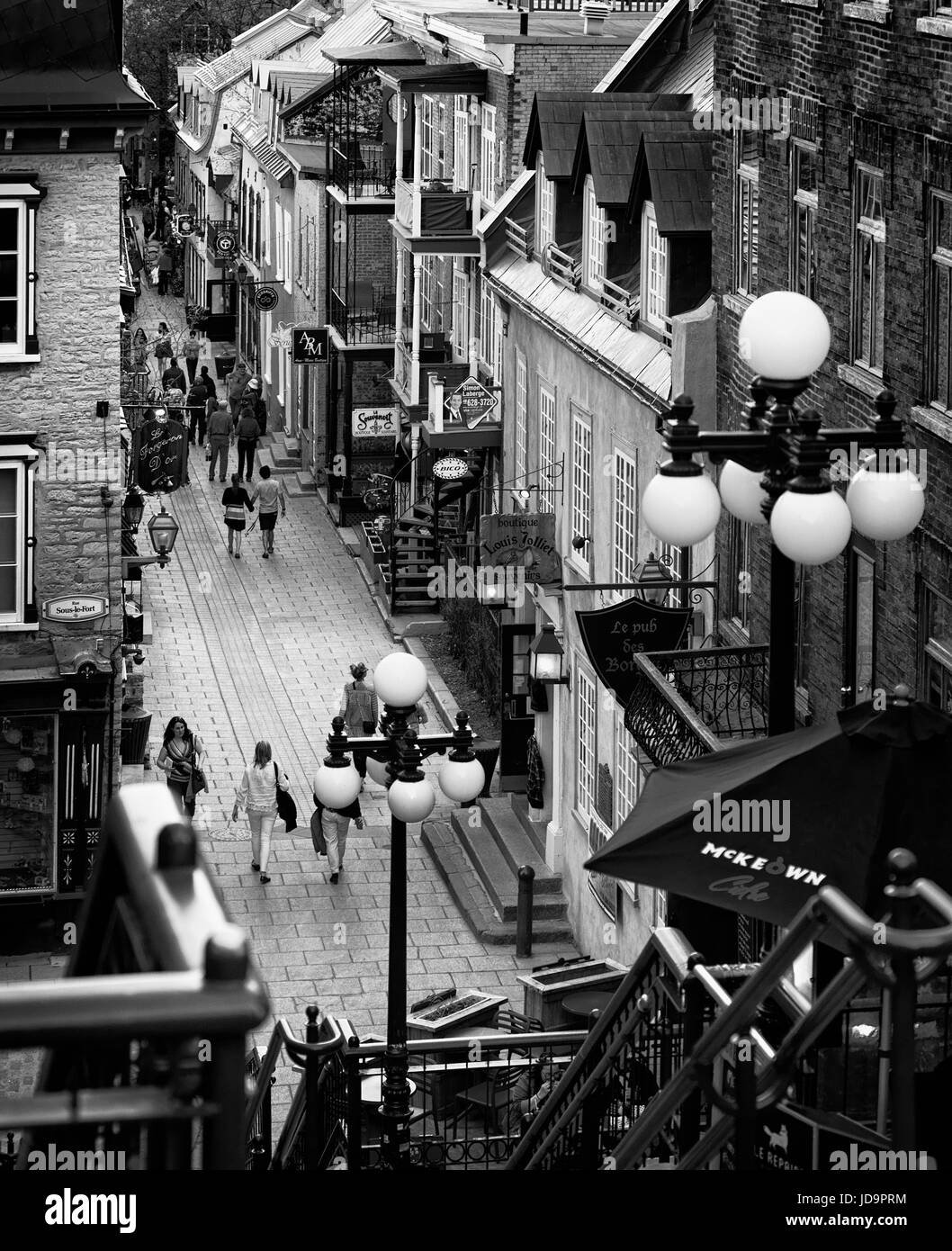 La gente che camminava nelle strade storiche Rue du Petit Champlain e Rue Sous Le Fort della vecchia Quebec City in serata, vista da sopra. Quebec, Canada. Bla Foto Stock