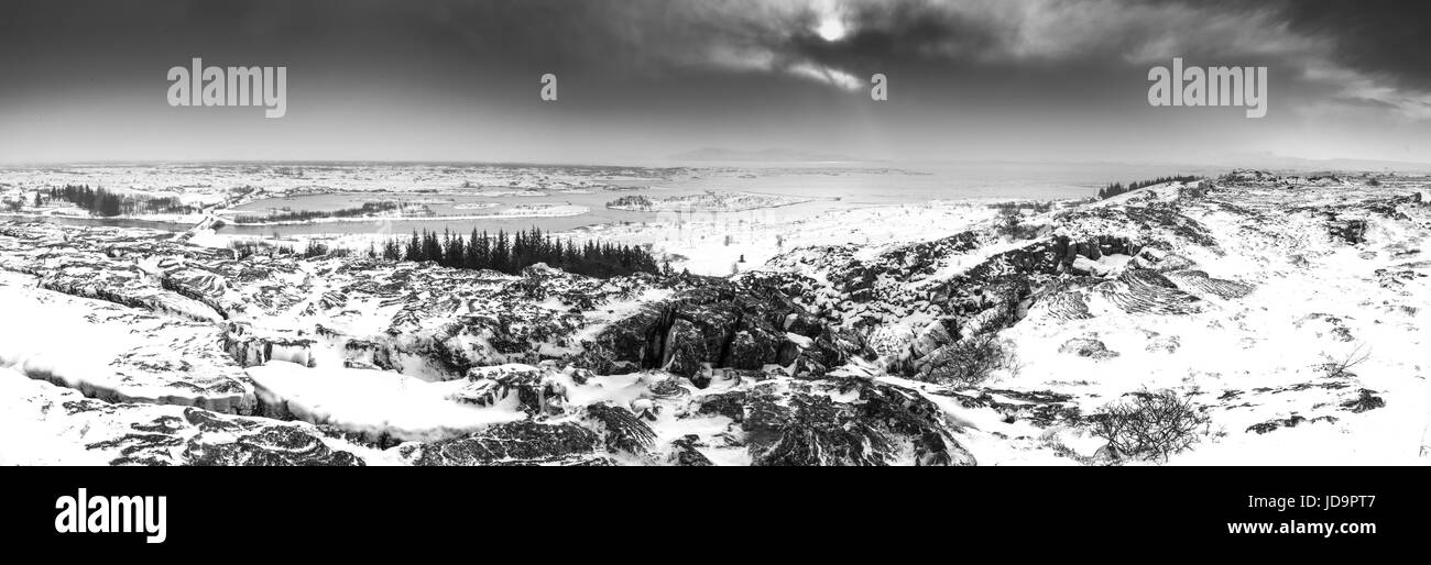 Coperte di neve formazioni di roccia e cielo blu, Islanda, in Europa e in bianco e nero. Natura Islanda 2017 freddo inverno Foto Stock