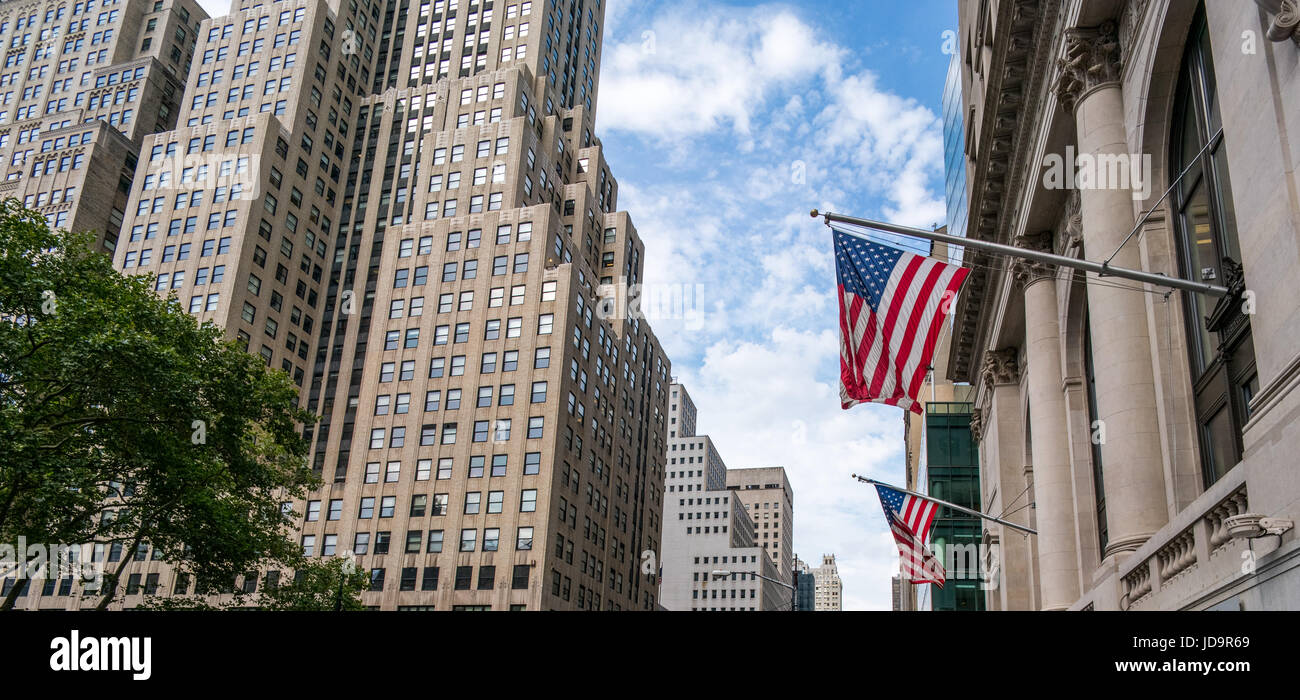 Bandierine americane appesi da esterno dell'edificio, New York City, Stati Uniti d'America. 2016 città urbana negli Stati Uniti d'America Foto Stock