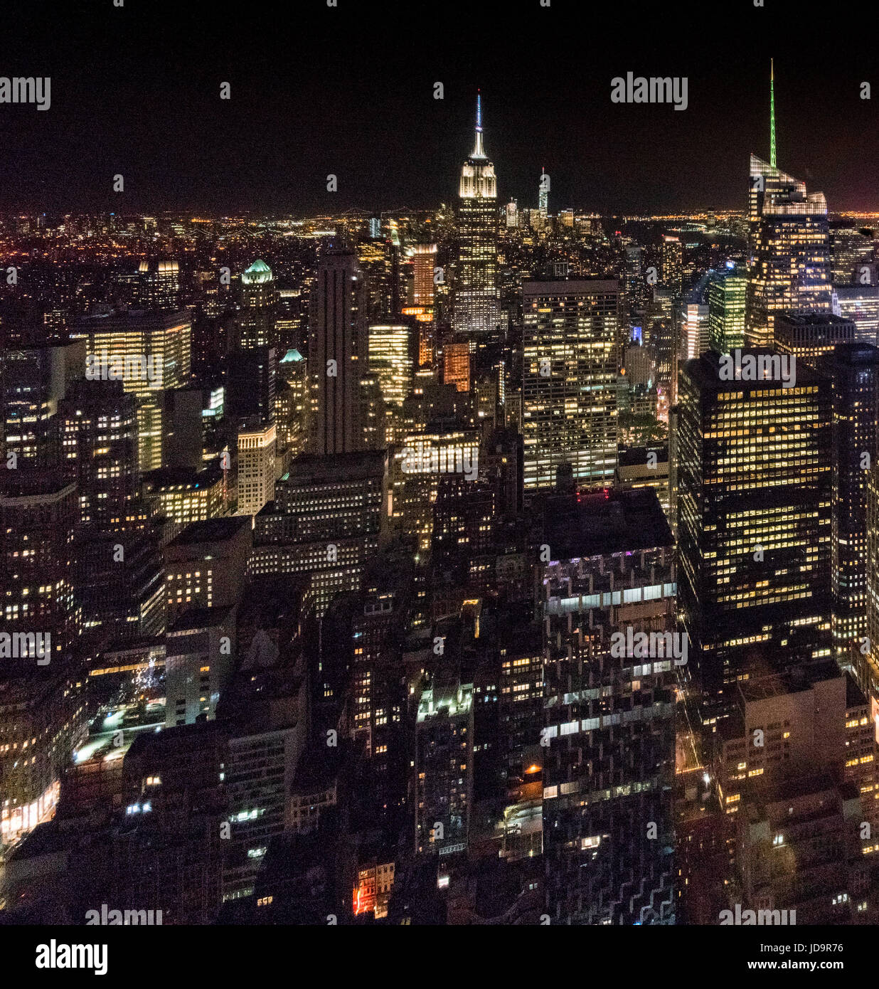 Vista aerea degli edifici illuminati di notte, la città di New York, Stati Uniti d'America. 2016 città urbana negli Stati Uniti d'America Foto Stock