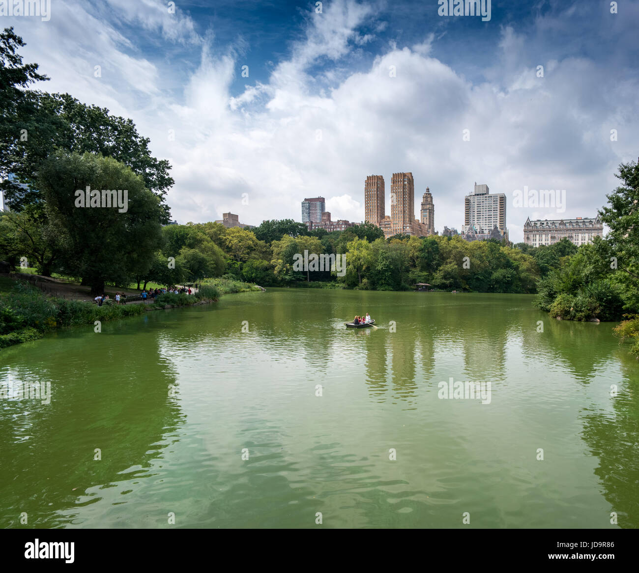Lago e edifici di distanza, al Central Park di New York City, New York, Stati Uniti d'America. 2016 città urbana negli Stati Uniti d'America Foto Stock