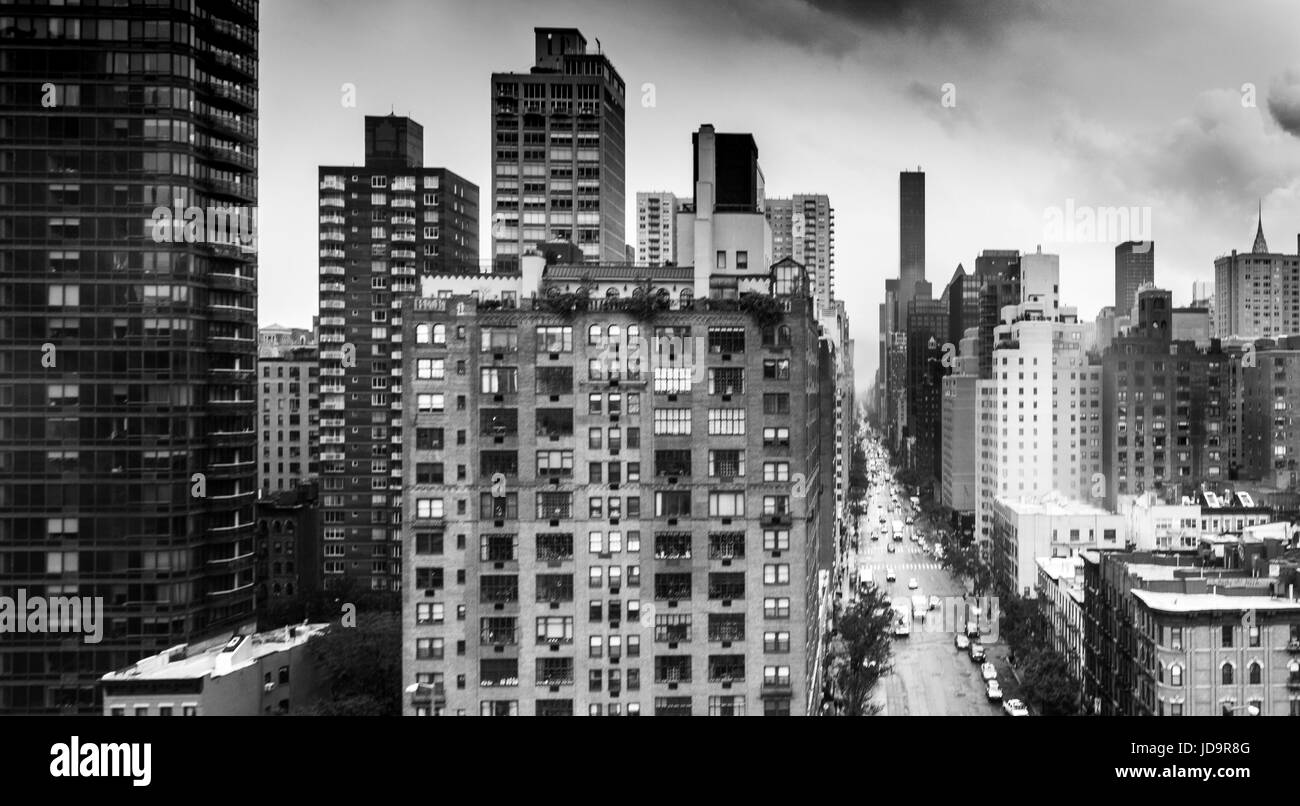In bianco e nero girato di edifici nella città di New York, New York, Stati Uniti d'America. 2016 città urbana negli Stati Uniti d'America Foto Stock