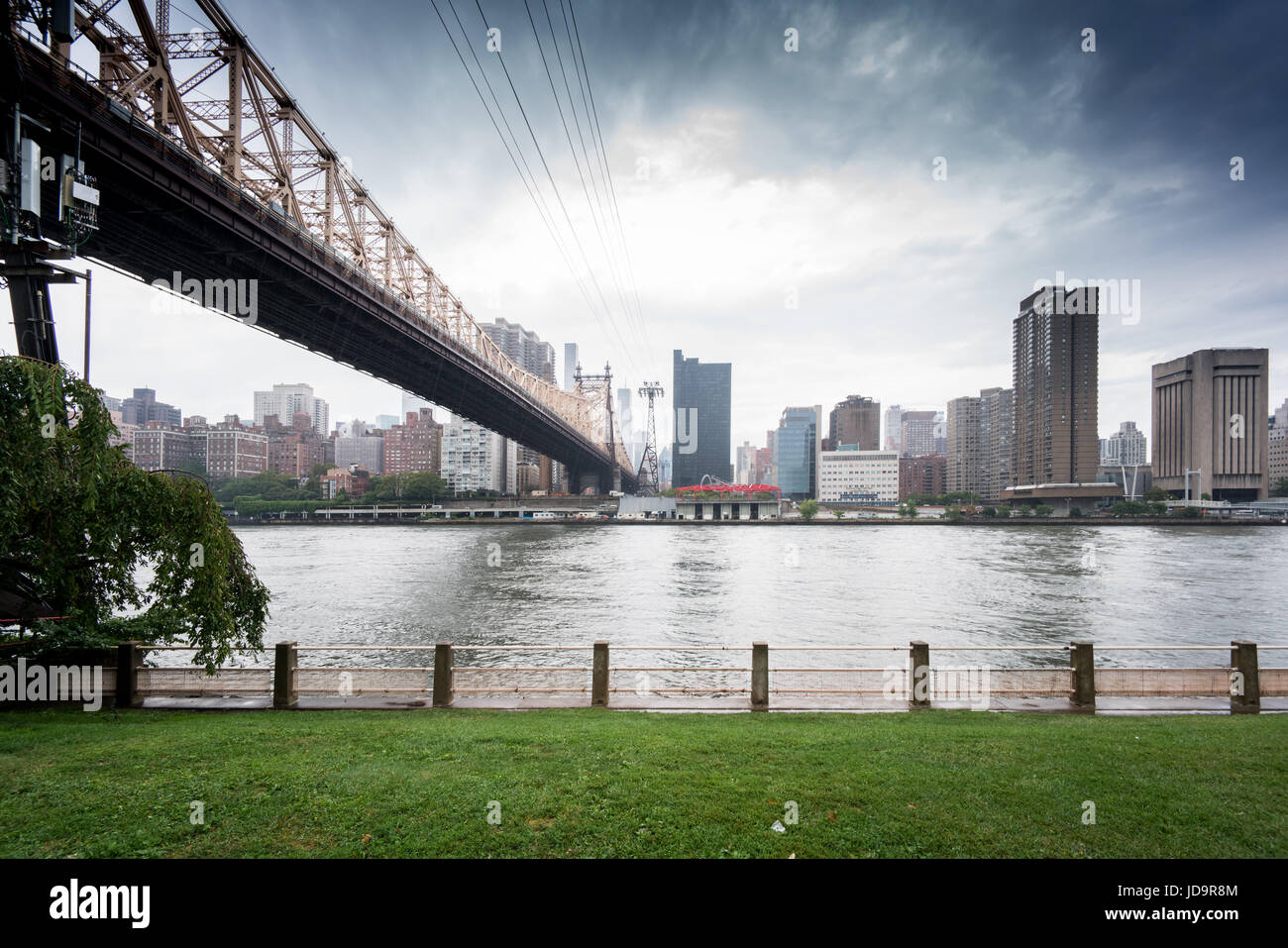 Vista di Queensboro Bridge con il fiume e lo skyline di New York City, New York, Stati Uniti d'America. 2016 città urbana negli Stati Uniti d'America Foto Stock