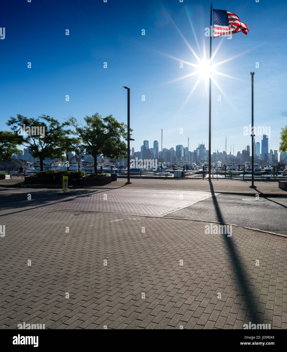 Vista verso la città di New York con noi bandiera in presenza di luce solare, New York, Stati Uniti d'America. 2016 città urbana negli Stati Uniti d'America Foto Stock