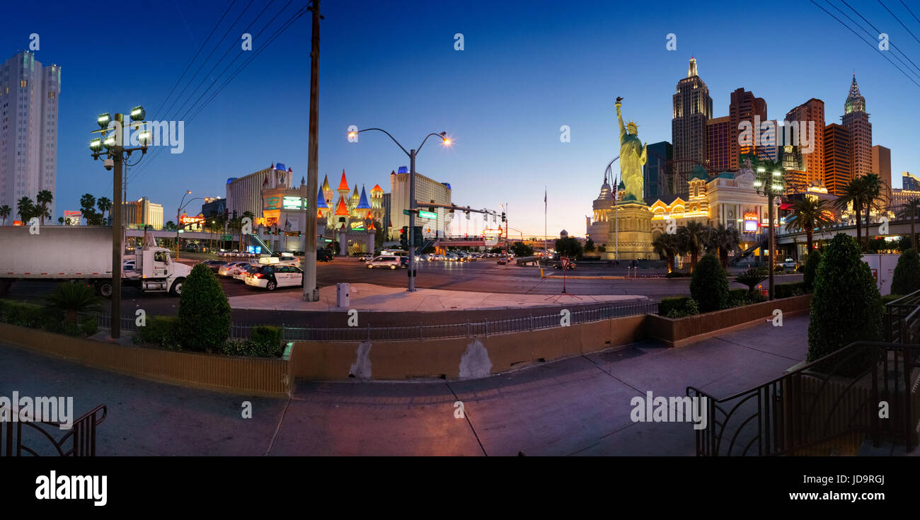 La statua della libertà e della replica di scena cittadina di Las Vegas, Nevada, USA. Foto Stock