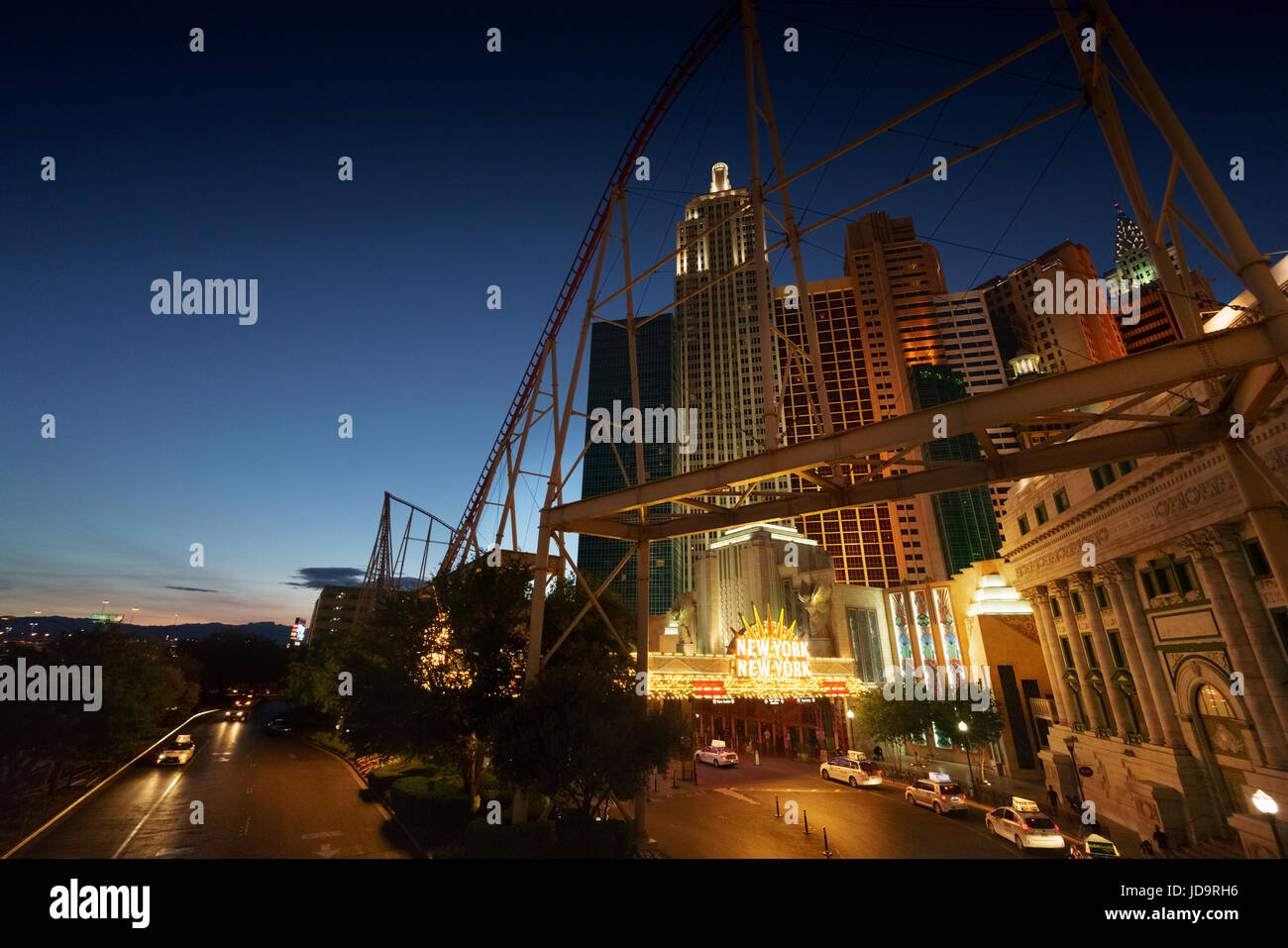 La scena della città illuminata di notte e moderna struttura, Las Vegas, Nevada, USA. Foto Stock