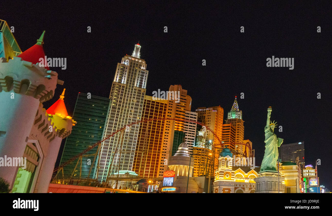 La statua della libertà e della replica di scena cittadina di Las Vegas, Nevada, USA. Foto Stock