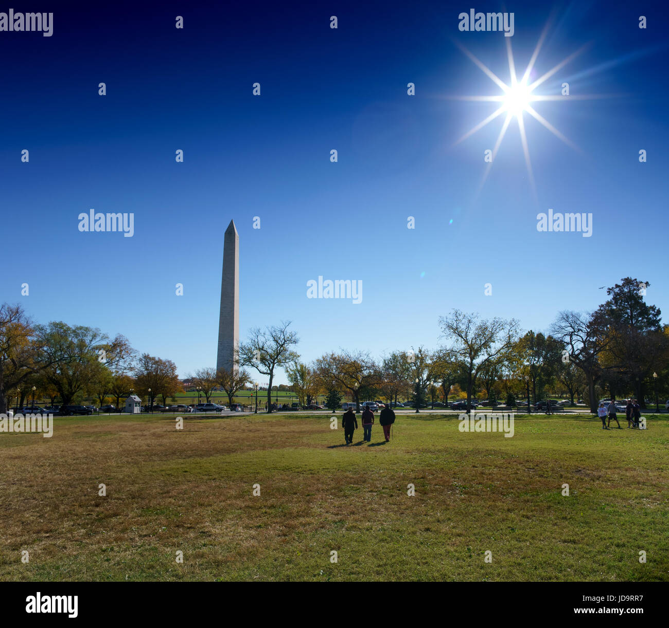 Obelisco di Washington, la luce del sole, il cielo blu e l'erba verde,Washington DC, USA capitale Washington usa 2016 caduta Foto Stock