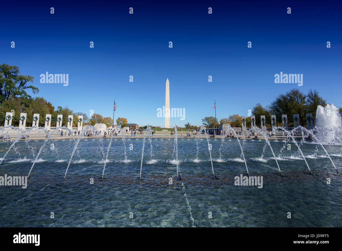 Spazio pubblico funzione acqua fontane contro il cielo blu, Washington DC, USA capitale Washington usa 2016 caduta Foto Stock