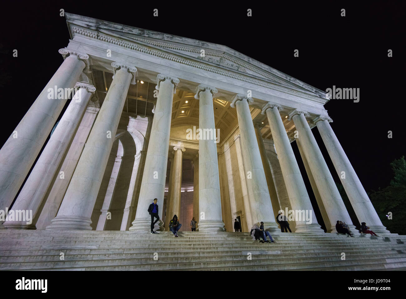 Basso angolo vista esterna del palazzo del governo di notte, Washington DC, USA capitale Washington usa 2016 caduta Foto Stock