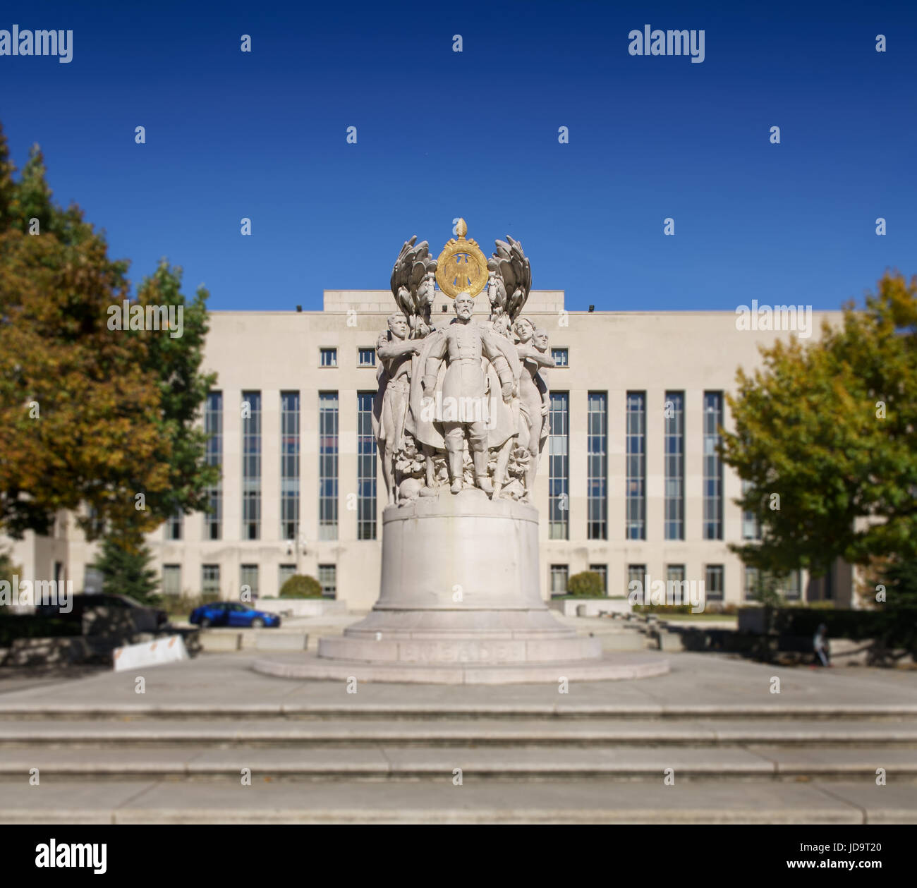 Statua fuori ornato edificio bianco esterno contro il cielo blu e chiaro. capitale Washington usa 2016 caduta Foto Stock