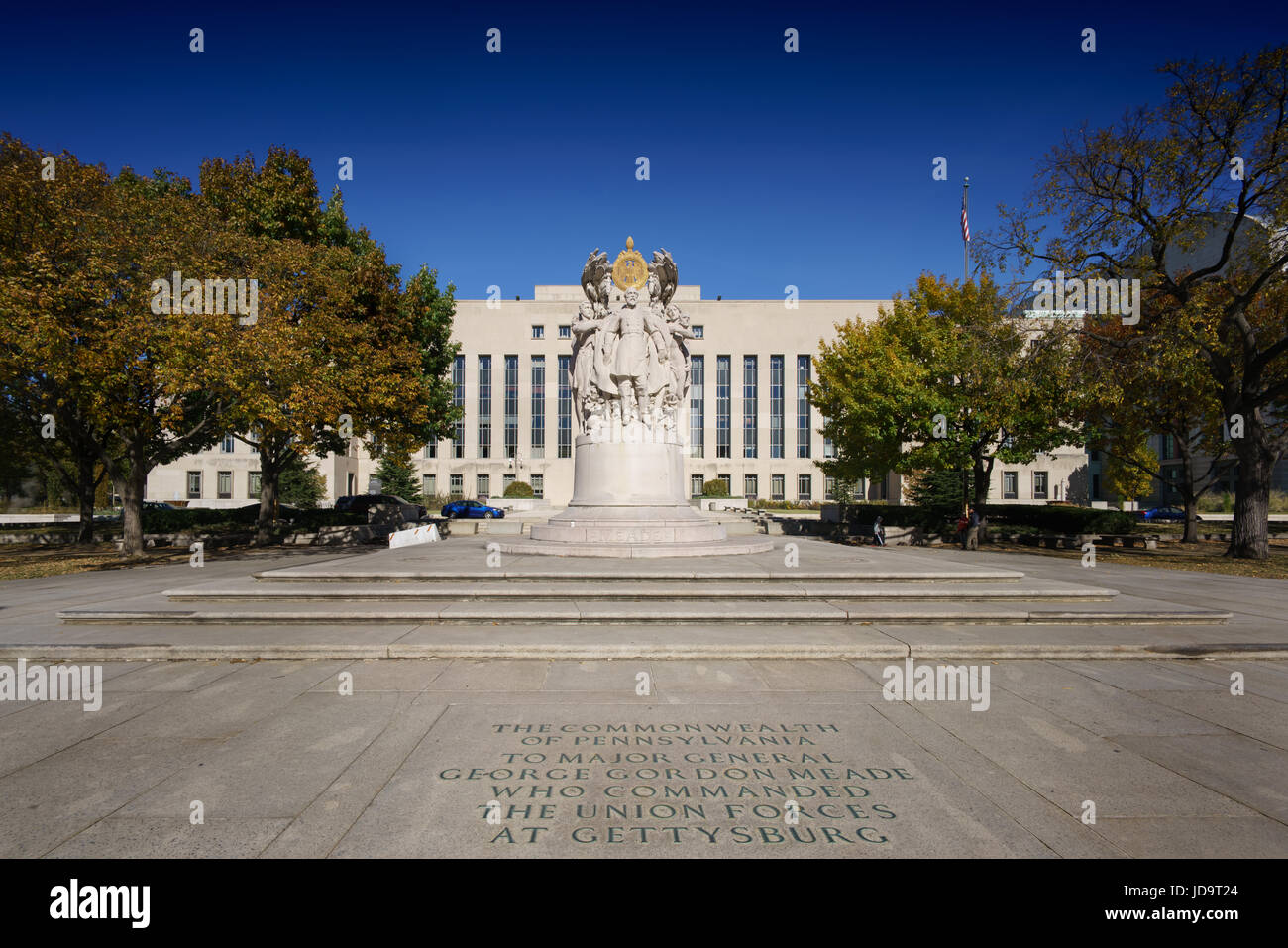 Statua fuori ornato edificio bianco esterno contro il cielo blu e chiaro. capitale Washington usa 2016 caduta Foto Stock