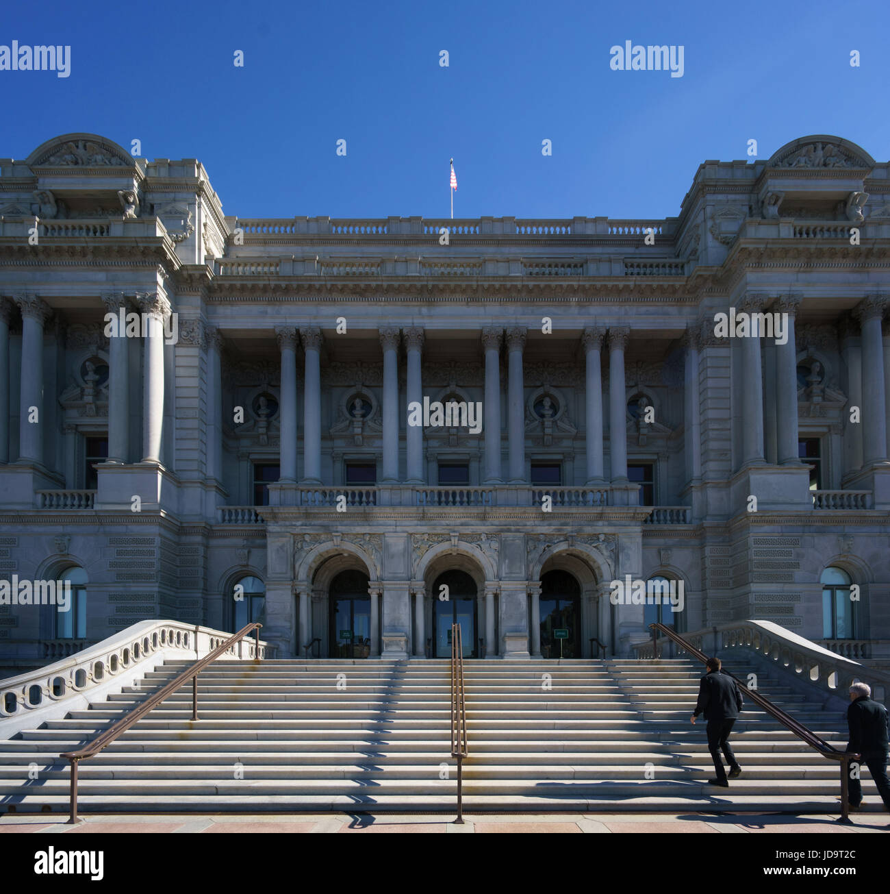 Ornati in facciata di edificio con gradini e sullo sfondo la gente contro il cielo blu e chiaro. capitale Washington usa 2016 caduta Foto Stock