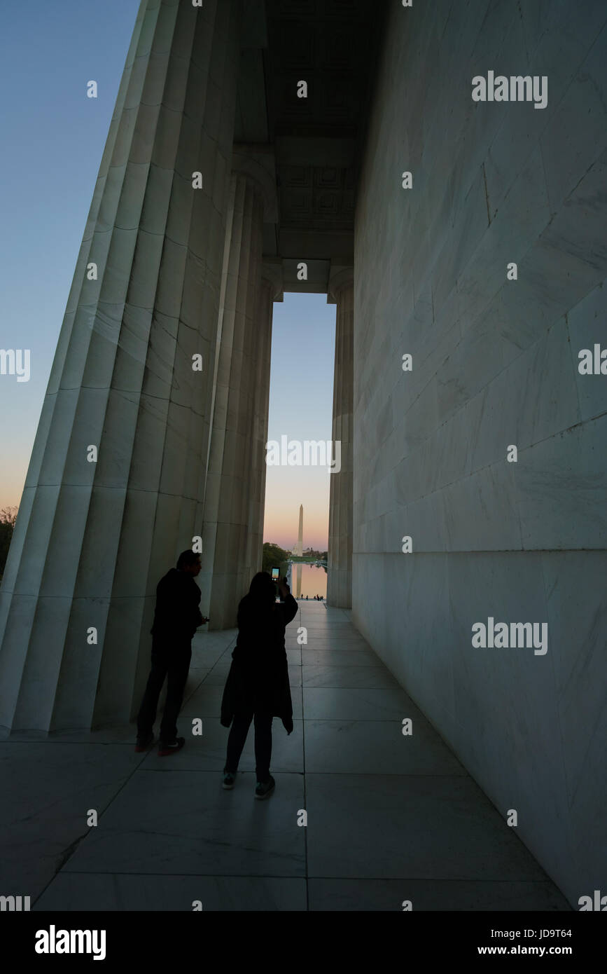 Gli ospiti in piedi da grandi colonne bianche, Lincoln Memorial, Washington DC, USA capitale Washington usa 2016 caduta Foto Stock