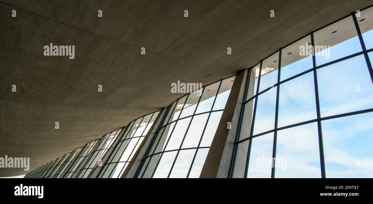 Finestre con telai di finestra e vista del cielo, basso angolo vista. capitale Washington usa 2016 caduta Foto Stock