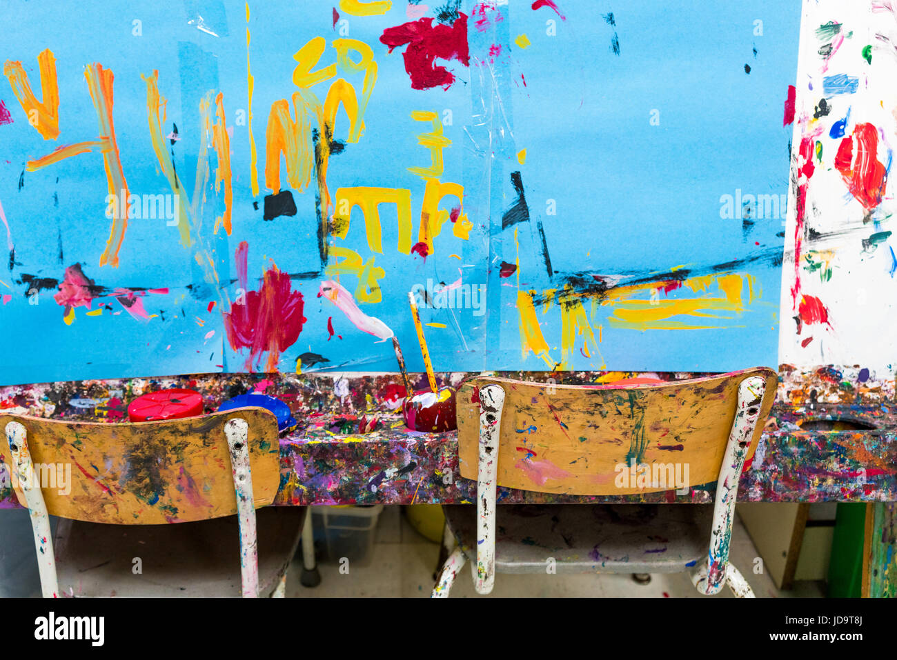 Due sedie accanto a un tavolo con le sedie, tavolo e parete ricoperta di vernice Foto Stock